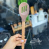 تصویر کوچک کفگیر سیلیکونی دسته چوبی شیاردار اواستایل