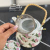 تصویر کوچک قوری سرامیکی دسته حصیری کوچک